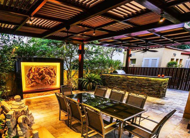 Landscape & Outdoor Dining Area